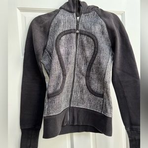 Lululemon Scuba hoodie in heather gray and black. Size 6